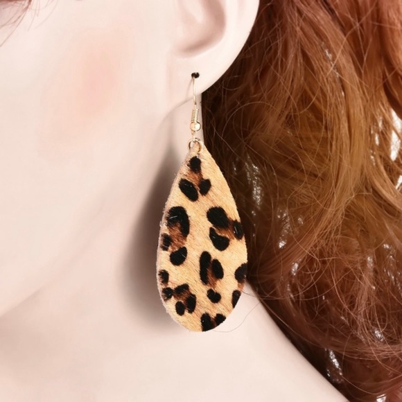 TEARDROP LEATHER EARRINGS - Picture 2 of 3